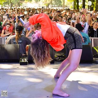 Chrissy Costanza feet photo thumbnail