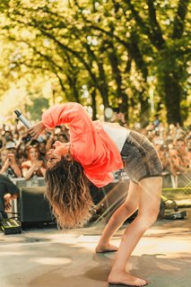 Chrissy Costanza feet photo thumbnail
