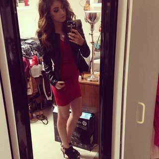 Chrissy Costanza feet photo thumbnail