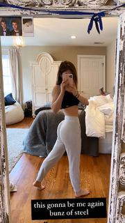 Chrissy Costanza feet photo thumbnail