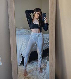 Chrissy Costanza feet photo thumbnail