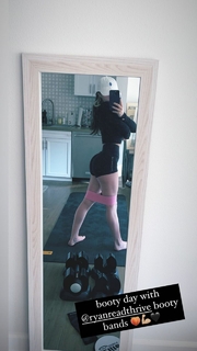 Chrissy Costanza feet photo thumbnail