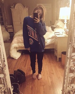 Chrissy Costanza feet photo thumbnail