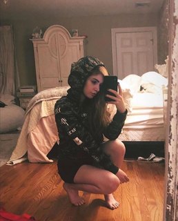 Chrissy Costanza feet photo thumbnail