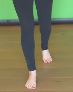 Chrissy Costanza feet photo thumbnail