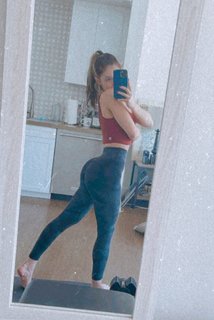 Chrissy Costanza feet photo thumbnail