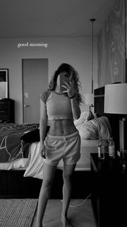 Chrissy Costanza feet photo thumbnail