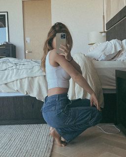 Chrissy Costanza feet photo thumbnail