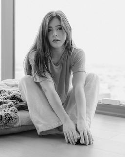 Chrissy Costanza feet photo thumbnail