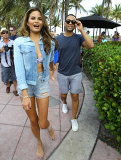 Chrissy Teigen feet photo thumbnail