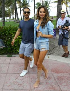 Chrissy Teigen feet photo thumbnail
