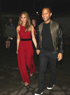 Chrissy Teigen feet photo thumbnail