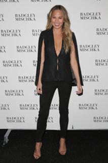 Chrissy Teigen feet photo thumbnail