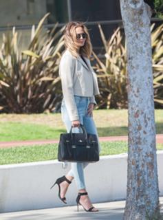 Chrissy Teigen feet photo thumbnail