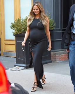 Chrissy Teigen feet photo thumbnail