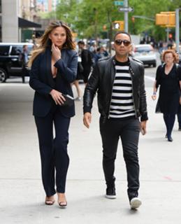 Chrissy Teigen feet photo thumbnail