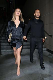 Chrissy Teigen feet photo thumbnail