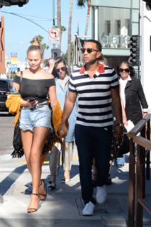 Chrissy Teigen feet photo thumbnail