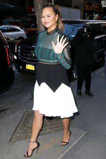 Chrissy Teigen feet photo thumbnail