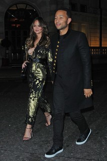 Chrissy Teigen feet photo thumbnail