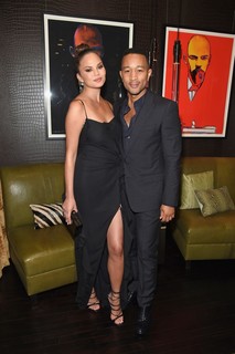 Chrissy Teigen feet photo thumbnail