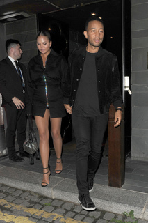 Chrissy Teigen feet photo thumbnail
