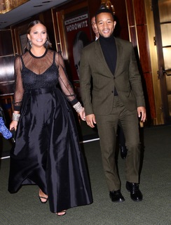 Chrissy Teigen feet photo thumbnail
