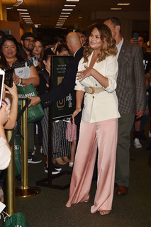 Chrissy Teigen feet photo thumbnail