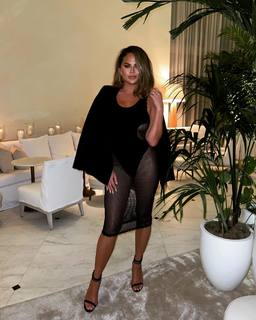 Chrissy Teigen feet photo thumbnail