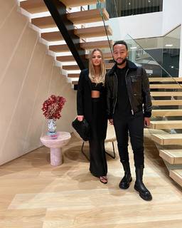 Chrissy Teigen feet photo thumbnail