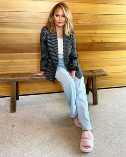 Chrissy Teigen feet photo thumbnail