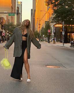 Chrissy Teigen feet photo thumbnail