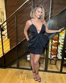 Chrissy Teigen feet photo thumbnail