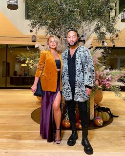 Chrissy Teigen feet photo thumbnail