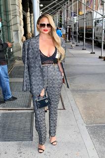 Chrissy Teigen feet photo thumbnail