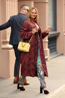 Chrissy Teigen feet photo thumbnail