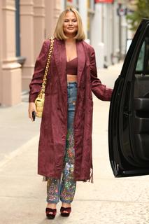 Chrissy Teigen feet photo thumbnail