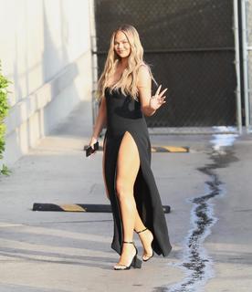 Chrissy Teigen feet photo thumbnail