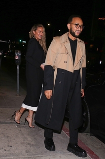 Chrissy Teigen feet photo thumbnail