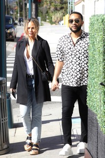 Chrissy Teigen feet photo thumbnail