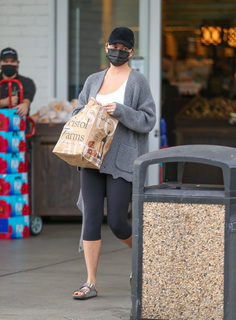 Chrissy Teigen feet photo thumbnail