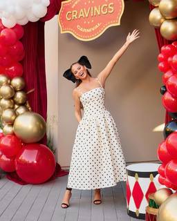 Chrissy Teigen feet photo thumbnail
