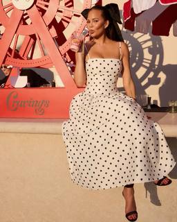 Chrissy Teigen feet photo thumbnail