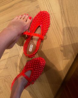 Chrissy Teigen feet photo thumbnail