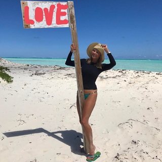 Christie Brinkley feet photo thumbnail