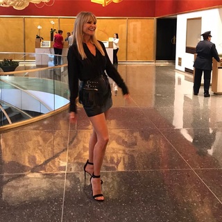 Christie Brinkley feet photo thumbnail
