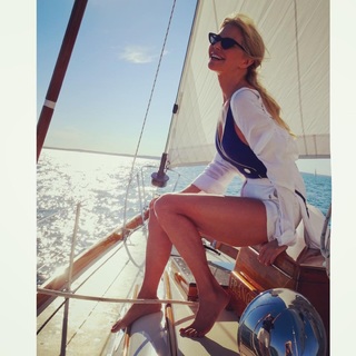 Christie Brinkley feet photo thumbnail