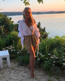 Christie Brinkley feet photo thumbnail