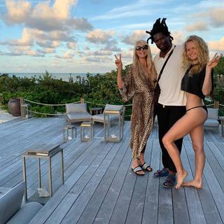 Christie Brinkley feet photo thumbnail