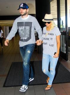 Christina Aguilera feet photo thumbnail